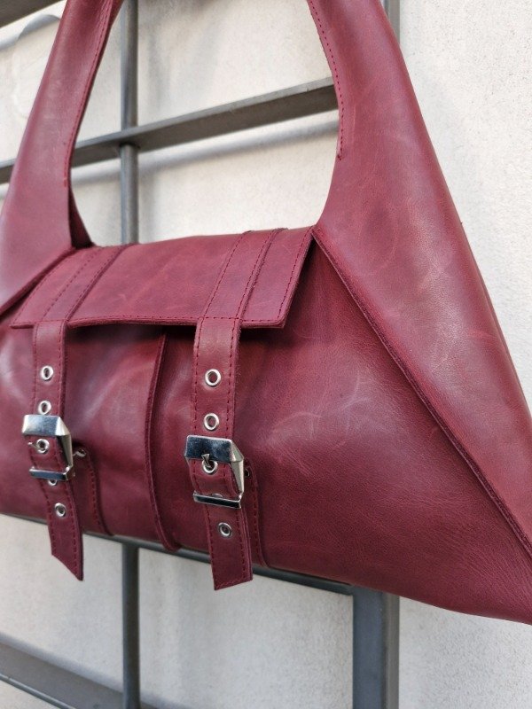 Producto - Preta cartera con tapa Rubí