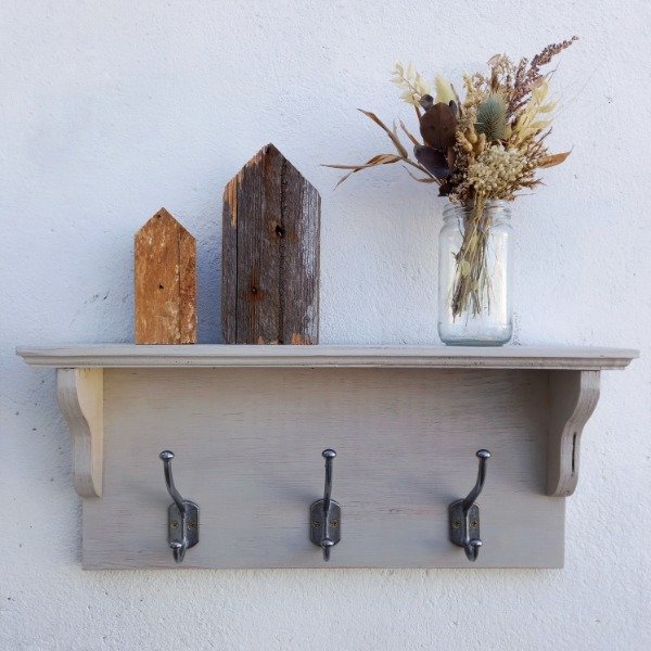 Producto - Perchero clásico color gris claro - con estante y ganchos dobles metálicos