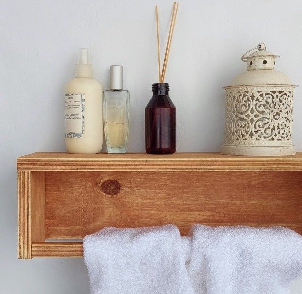 Producto - Estante multiuso tipo toallero - Color madera