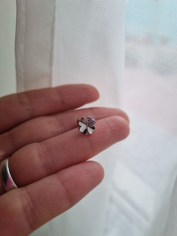 Producto - Piercing trebol con brillitos helix aq