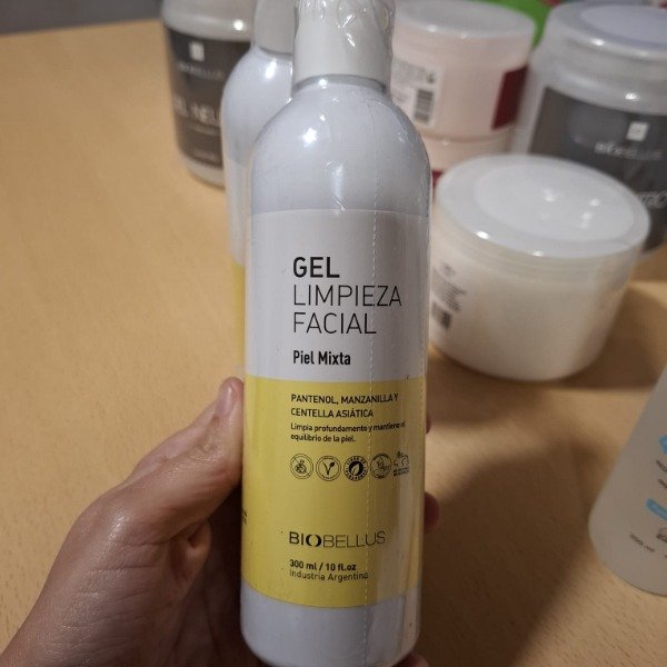 Producto - GEL LIMPIEZA FACIAL - PIEL MIXTA CON PANTENOL Y MANZANILLA