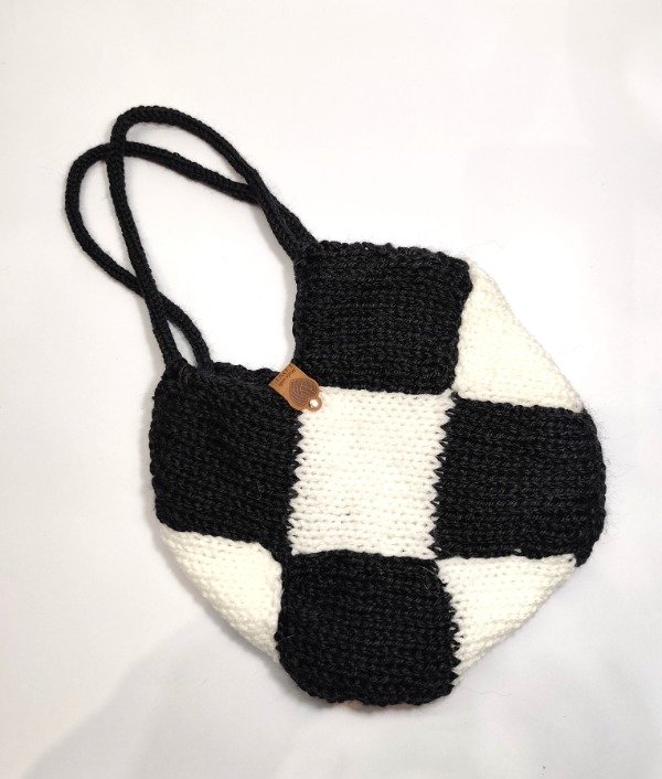 Producto - Cartera tejida en colores blanco y negro