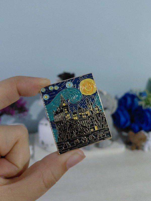 Producto - Pin metalizado - Castillo de Hogwarts fusión La noche estrellada #1738