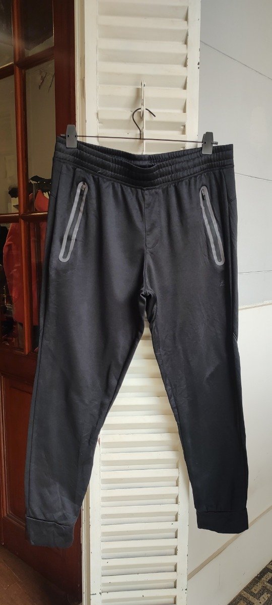 Producto - Jogging negro, cierre bolsillos, talle L