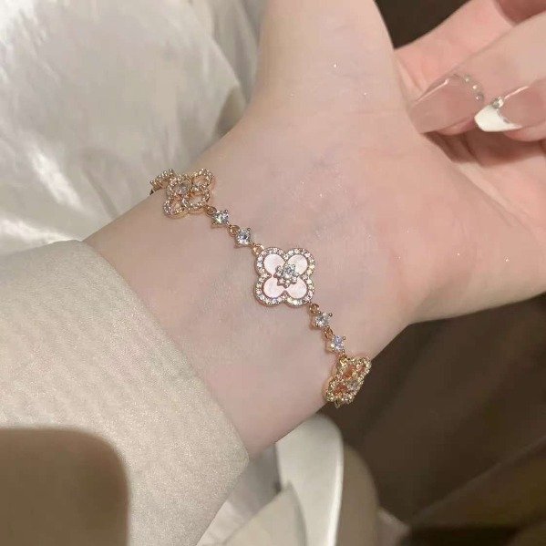 Producto - pulcera dorada con rosa bebe de trebol brillante
