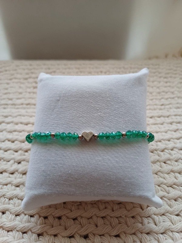 Producto - Pulsera cristal de roca con dije corazón verdes