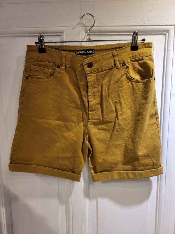 Producto - Short BODACIOUS mostaza Talle 34 - PRECIO: 30X