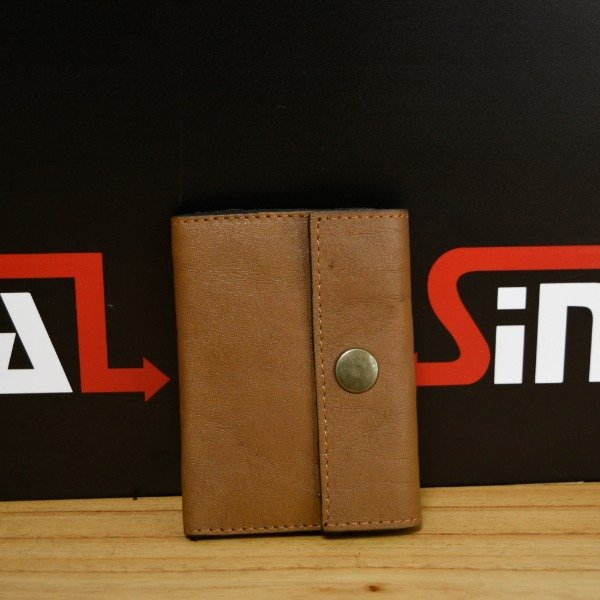 Producto - TARJETERO DE CUERO CON BROCHE