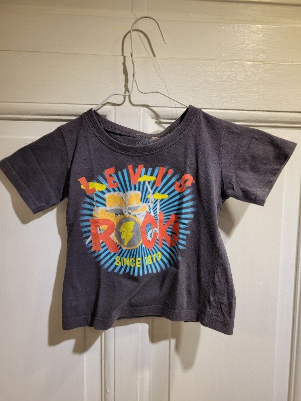 Producto - Remera LEVI'S gris Talle 18 meses - PRECIO: 9X