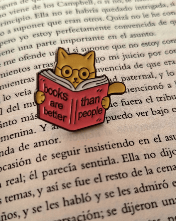 Producto - Pin "Books Are Better Than People"