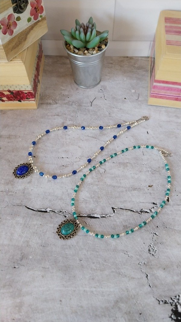 Producto - Collares de cuentas con cristales y dije azul/ verde