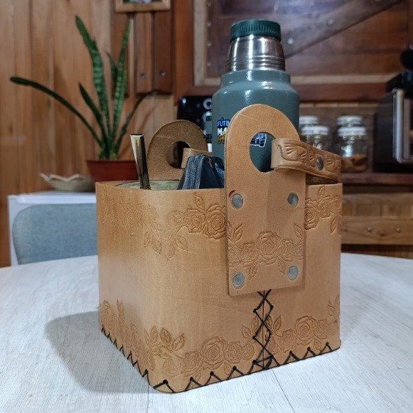 Producto - Matera canasta de cuero repujado.