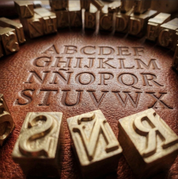 Producto - Set de Letras en Bronce para Marcado (A a la Z) - Sellos de 1x1 cm + Base.