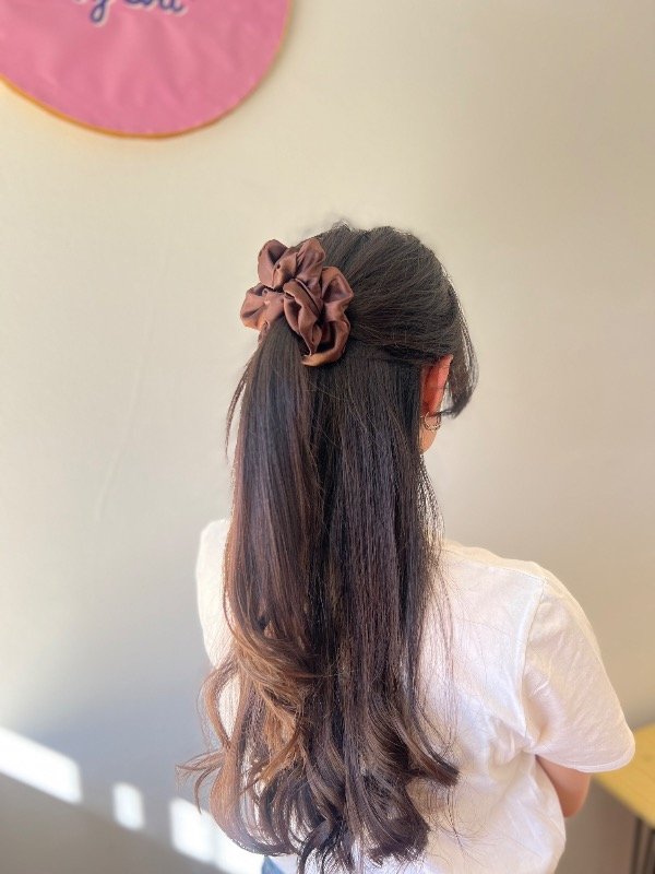 Producto - Scrunchie satén chocolate - 1