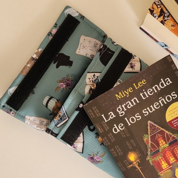 Producto - Funda para libros mediana Gatitos Verdes IMPERMEABLE - 1