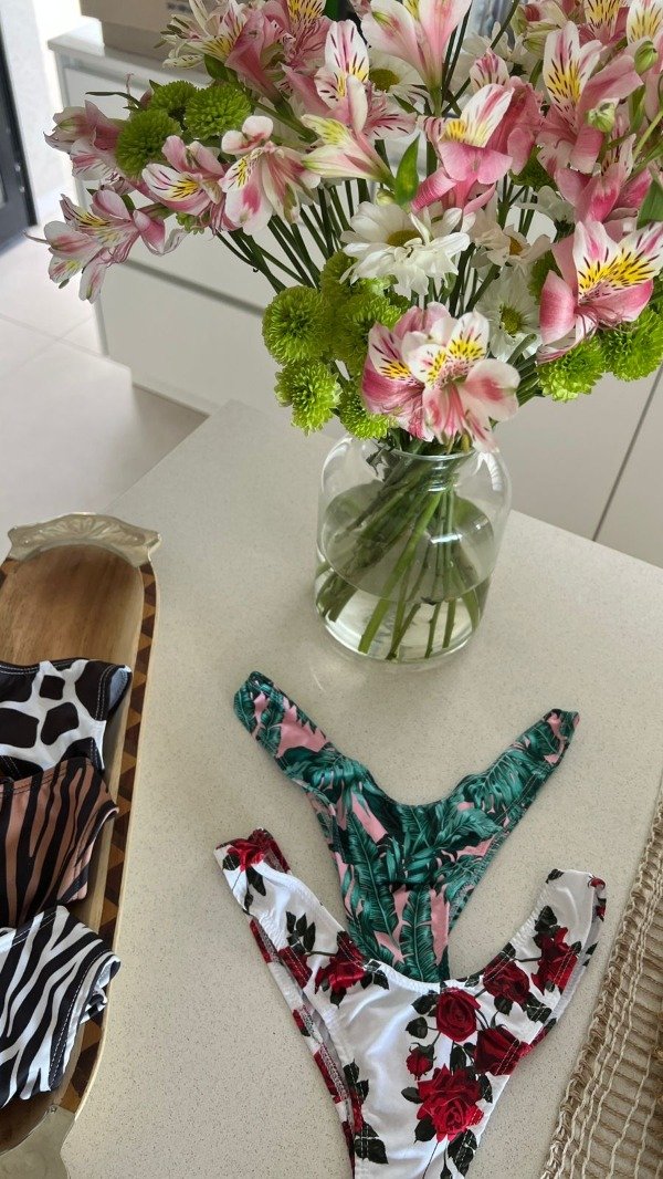 Producto - less en v de lycra estampada