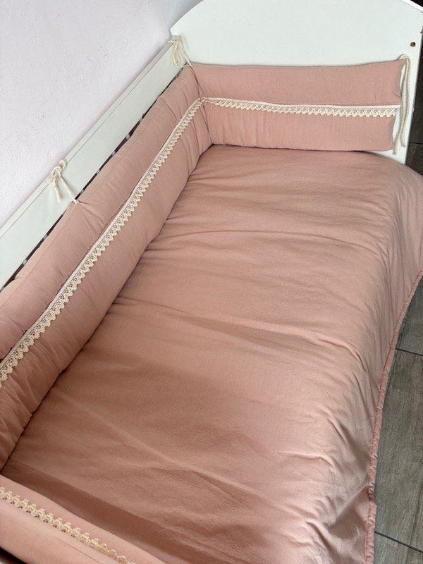 Producto - Set de cuna rosa viejo con puntilla crudo