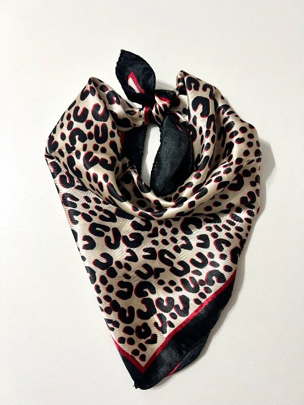 Producto - Pañuelo de seda print mostaza
