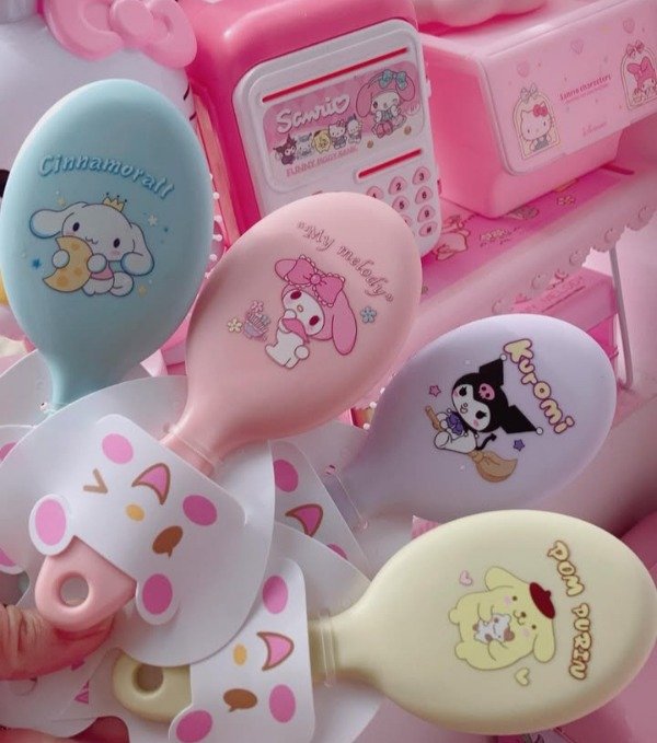 Producto - Peine sanrio, capibara y labubu