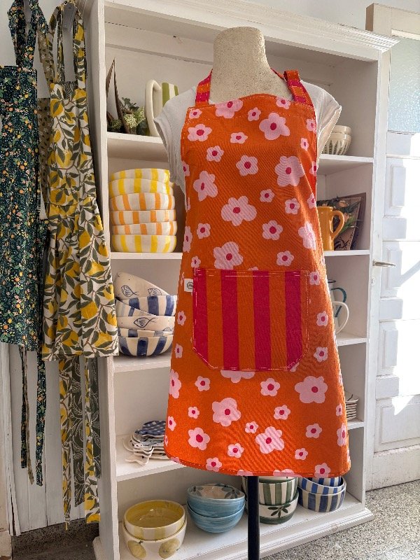 Producto - Delantal naranja flores rosas