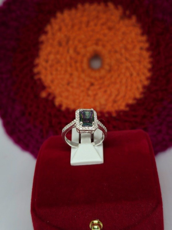 Producto - Anillo cuadrado tornasolado