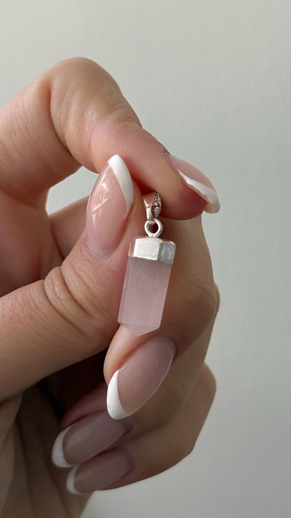 Producto - Dije CUARZO ROSA bastón BAÑO PLATA