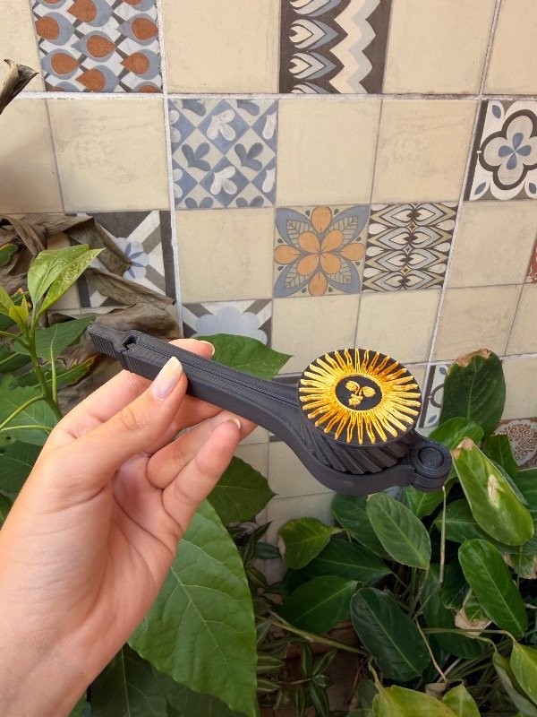 Producto - Clip Cierra Paquete con pico vertedor para Yerba Sol de Mayo