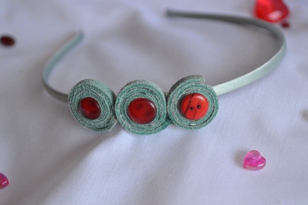 Producto - VINCHA FORRADA GRIS - APLIQUE FLOR H.GAMUZA Y BOTÓN