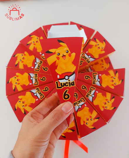 Producto - torta golosinera personalizada 2 pisos 26 porciones Pikachu pokemon