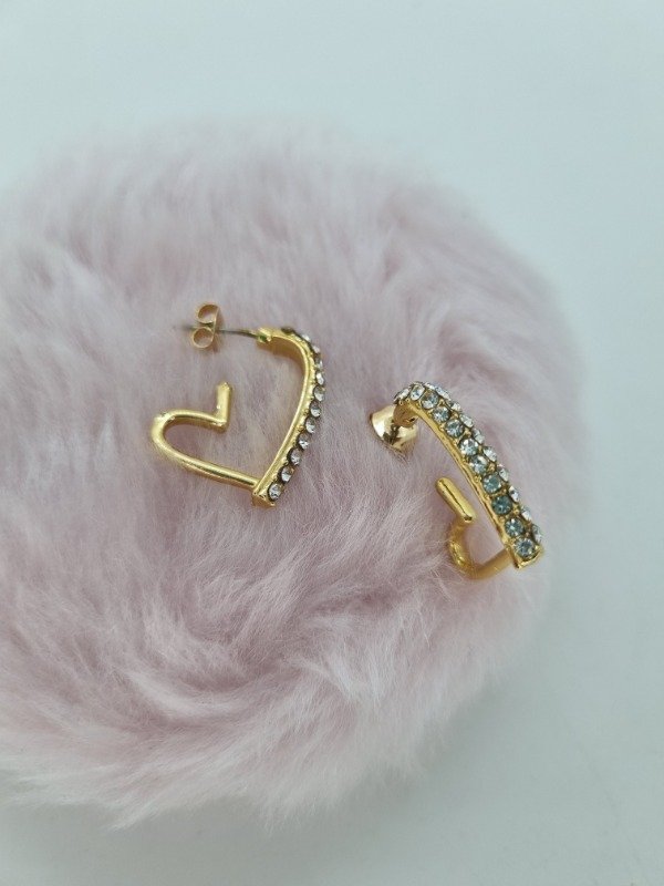 Producto - Aros acero dorado pasante corazon dibujo línea strass