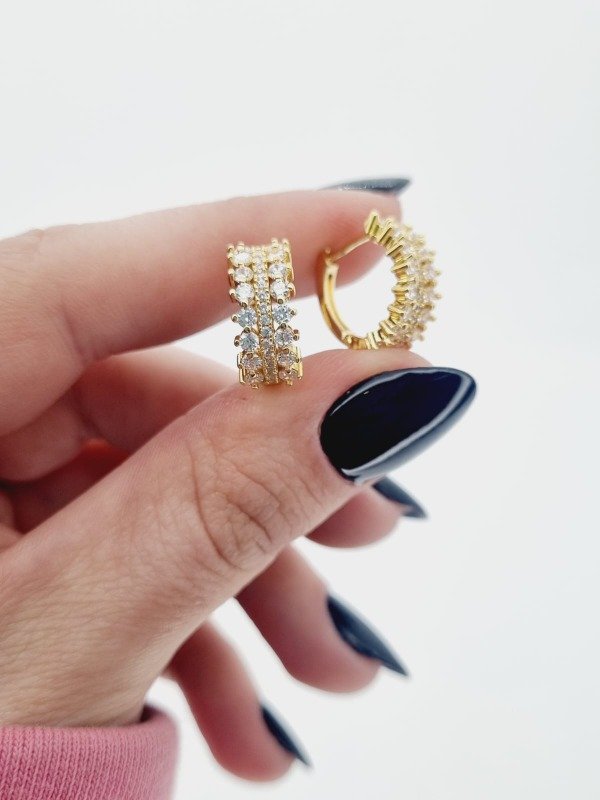 Producto - Aros acero dorado argollita detalle ancho triple linea strass circ rect