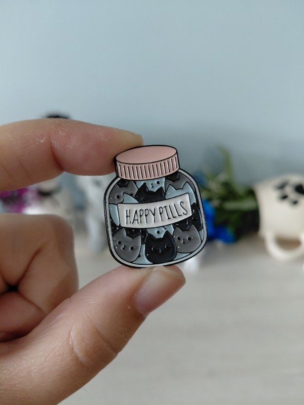 Producto - Pin metalizado - Happy pills #1594