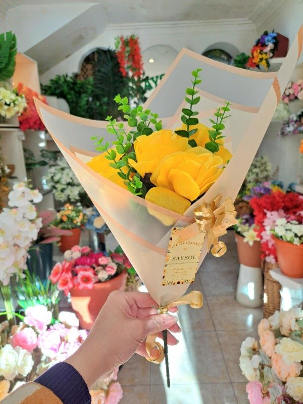 Producto - RAMO DE 6 ROSAS MEDIANAS CON FOLLAJE