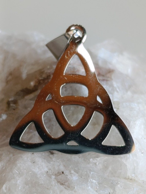 Producto - Dije acero quirúrgico triqueta