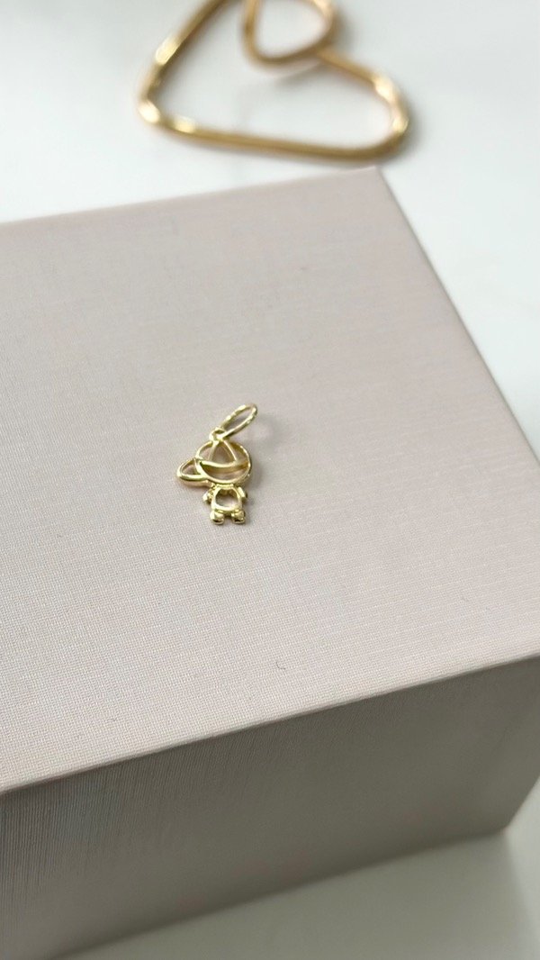 Producto - Dije niño calado laminado en oro 18k