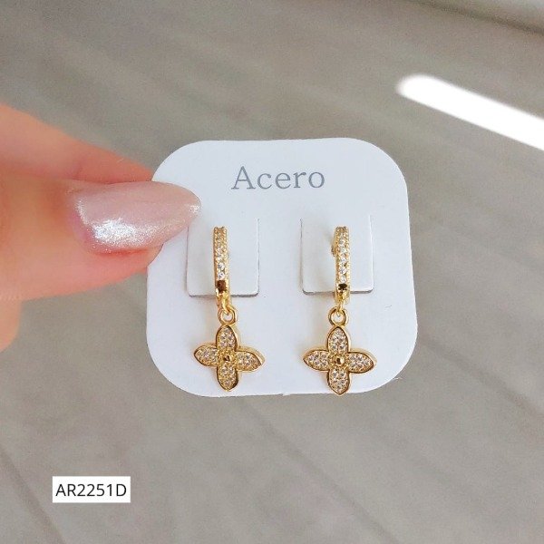 Producto - Aros huggies con trebol micropave dorados/plateados