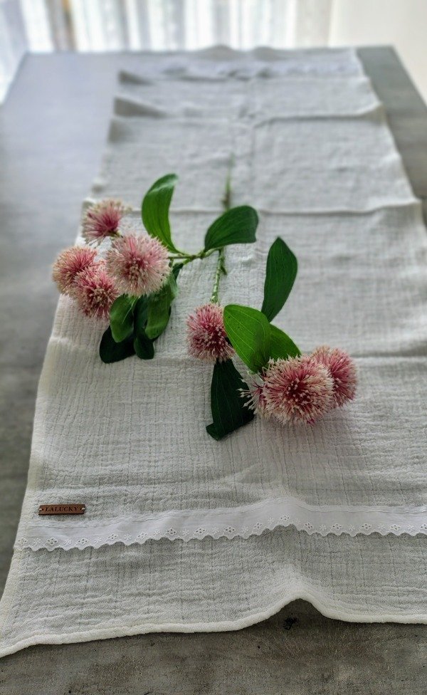 Producto - Caminos de mesa de gasa pañalera doble con puntilla