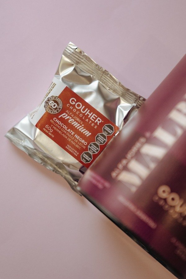 Producto - Alfajor con chocolate negro relleno con dulce de leche y mermelada de malbec