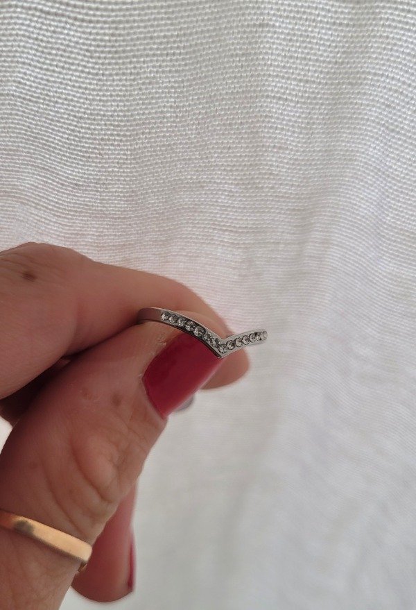 Producto - Anillo finito V con strass AQ