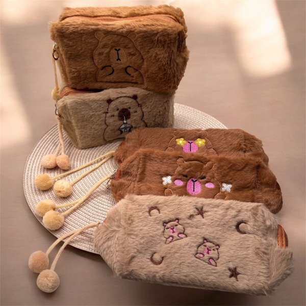 Producto - AC-35A PORTACOSMETICOS CAPYBARA C/POMPOM X1U