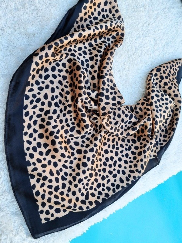 Producto - PAÑUELO BASIC PRINT BEIGE Y NEGRO