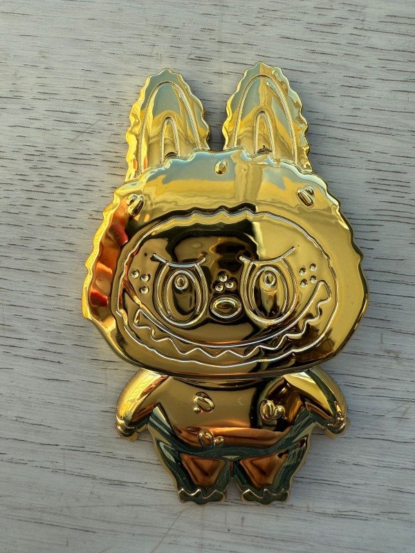 Producto - Pop Labubu metalizado dorado