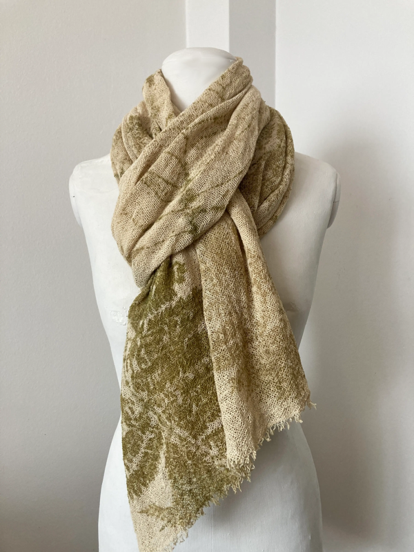 Producto - Pañuelo XL con estampa botánica - ecoprint con hojas de Jacarandá