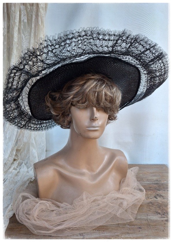 Producto - Capelina Rafia Negra con flor grande