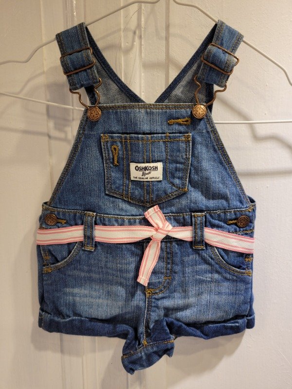 Producto - Jardinero OSH KOSH de jean con lazo Talle 9 meses - PRECIO: 15X