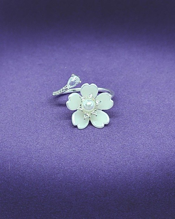 Producto - A 1017 - Anillo de Acero Blanco - Flor Simil Nácar con perla y cubics