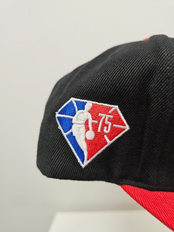 EN STOCK: Chicago Bulls 75th Anniversary NBA Mitchell And Ness Snapback — imagen 3