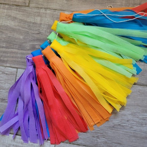 Producto - Borlas de Friselina Multicolor Arcoiris x 10mts 60 borlas