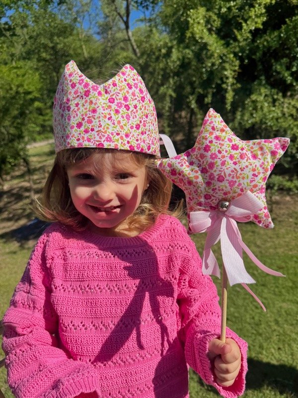 Producto - Corona  y estrella de tela flores fucsia