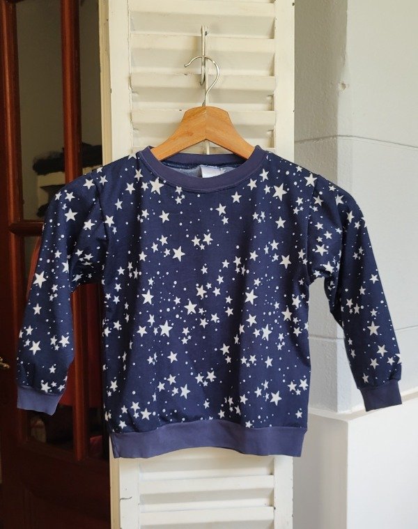 Producto - Buzo de plush , estrellas talle 4
